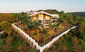 Stayvista'S Emerald Acres Offering A Heated Pool, Bonfire, Snooker Table, Scenic Views, Tennis Court, Steam Room, Gazebo, & Gym